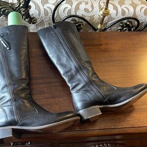 Like new genuine leather  Diba brand soft surroundings